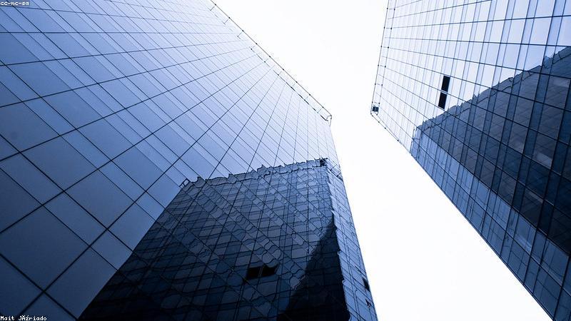 skrbt 团队在开放办公空间中协作讨论技术方案